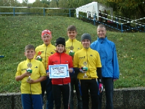 Jens Weiser überreicht die Führungstrikots an die Gesamtsieger des Bike-House Weiser Nachwuchs-Bahn-Cup 2004