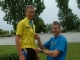 Trikotwechsel: Jens Weiser übergibt an den Führenden in der Jugendklasse, Danilo Kupfernagel, das gelbe Trikot