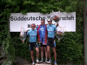 Siegerehrung nach dem Rennen der Jugend f&uuml;r Benjamin Braut, John Degenkolb und Nils Pl&ouml;tner (v.l.)