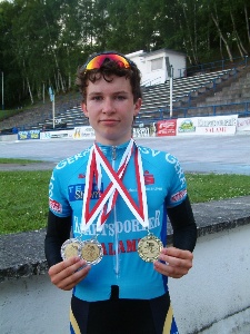 Lukas Hoffmann mit Gold in der Mannschaftsverfolgung und zwei Vizemeistertiteln im Sprint und Punktefahren