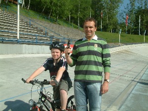 Olaf Ludwig gibt den Startschuß beim Tag des Radsports auf der Geraer Radrennbahn