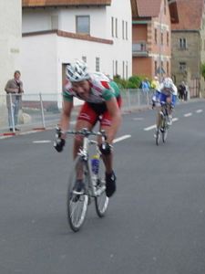 Zieleinlauf der Juniorenfahrer: Kupfernagel vor Knauer (Foto: Hans Will)