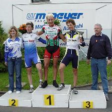 Siegerehrung Juniorenfahrer: Kupfernagel vor Knauer (Foto: Hans Will)