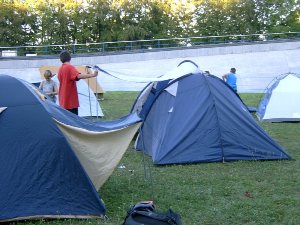 Zur Einstimmung für die großen Ferien Zelten auf der Radrennbahn