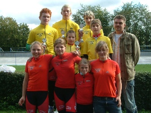 Hauptsponsor Thomas Hinz gemeinsam mit den Trikotträgern des "Autopflege Hinz" Nachwuchs-BahnCups 2006