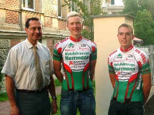 Die Radsport Förderkreismitglieder Armin Allgäuer und Olaf Ludwig übernehmen Patenschaften über die SSV-Junioren John Degenkolb und Lucas Schädlich