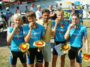 Das SSV-Quartett mit Kai Böhm, Daniel Schüler, Björn Gollhardt und Gert Seifert um Trainer Andreas Wartenberg sicherte sich 2003 in Gera in einem spannungsvollen Finalduell den Deutschen Titel in der Jugend-Mannschaftsverfolgung