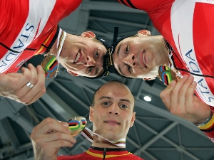 Nach der Dramatik im WM-Teamsprint-Wettbewerb überglücklich über ihre Bronzemedaille: Stefan Niemke, Maximilian Levi, Robert Förstemann.
