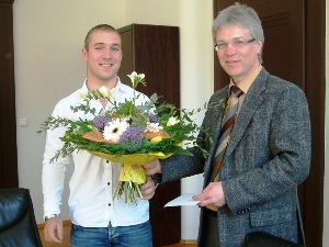 Geras Oberbürgermeister Dr. Norbert Vornehm gratulierte dem SSV-Radsportler Robert Förstemann zu WM-Bronze