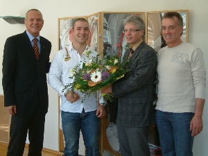 Geras Oberbürgermeister Dr. Norbert Vornehm, SSV-Präsident Wolfgang Reichert und Stützpunktleiter Gerald Mortag gratulieren dem WM-Bronzemedaillengewinner Robert Förstemann