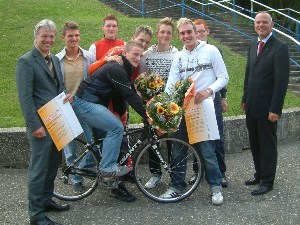 Dr. Norbert Vornehm und Wolfgang Reichert überreichen Glückwünsche an erfolgreiche SSV-Sportler.