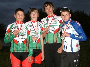 Goldmedaille im 2000m Mannschaftszeitfahren für das Schülerteam Ostthüringen I in der Besetzung Martin Müller, Robert Uebel, Henry Tornow (alle SSV Gera) und Florian Butz (Greiz).