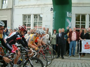 Geras Oberbürgermeister Dr. Norbert Vornehm gab den Startschuss zur 1.Etappe für die 94 Fahrer aus 16 Teams.