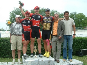 Die drei Erstplatzierten im Sprint-Omnium um den "Pokal des Oberbürgermeisters der Stadt Gera" gemeinsam mit dem OB und ihren ehemaligen Trainern auf dem Siegerpodest(v.l.): Wolf-Dieter Lampke, René Enders, Michael Seidenbecher, Robert Förstemann, Dr. Norbert Vornehm, Andreas Wartenberg.