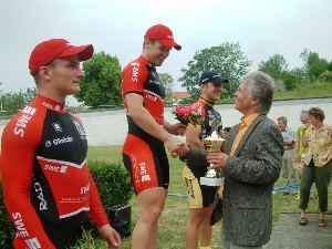 Geras Oberbürgermeister, Dr. Norbert Vornehm, überreicht den Pokal an Michael Seidenbecher, der das Sprint-Omnium vor René Enders und Robert Förstemann gewinnen konnte.