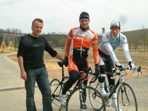 Die SSV-Sportler Sascha Damrow und Jacob Fiedler gemeinsam mit Gerald Mortag in der Neuen Landschaft Ronneburg