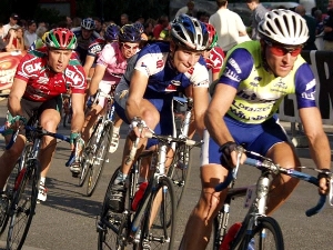 Trotz Dopingvorwürfe und Dopingentlarvungen, die 94. Tour de France rollte von London nach Paris.