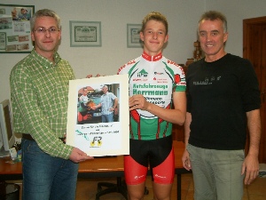 Geraer Radjunior Florian Harbig bedankt sich für Engagement bei Mario Zepezauer vom LVM Servicebüro.