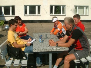 Redakteure des Weidaer Dörffel-Gymnasiums beim Interview mit SSV-Sportlern.