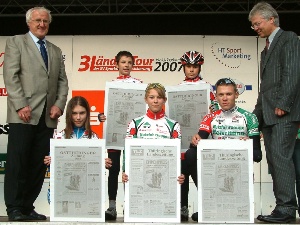 Symbolische Titelseiten-Druckplatten überreichten der OTZ-Verlagsleiter Dr. Klaus Peter Wattenbach und Geras Oberbürgermeister Dr. Norbert Vornehm (SPD) an die besten Nachwuchsradsportler des SSV Gera 1990 in den Altersklassen U11 bis Junioren.