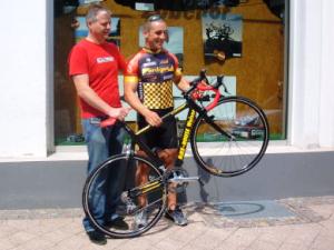 Jens Weiser vor seinem Fahrradfachgeschäft. Als aktives Mitglied im Förderkreis Radsport Gera e.V. unterstützt er seit vielen Jahren vor allem den Geraer Radsportnachwuchs.