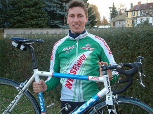 Vorerst lässt nur das Rad mit dem Schriftzug "Skil" auf einen Teamwechsel von Robert Wagner schließen. Kürzlich war er noch in der Teambekleidung von Wiesenhof-Felt auf Geras Straßen beim Training zu beobachten.