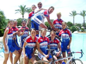 Wollen sich in Wiesbaden in geschlossener Teamleistung präsentieren - das Team Getränke Hoffmann (hier zum Abschluss eines Trainingslagers in Mallorca, Tina Liebig 3.v.l.)