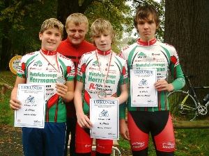 SSV-Trainer Rolf Riemann mit seinen erfolgreichen Schülerfahrern Jakob Höfer, Henry Tornow und Martin Müller (v.l.)