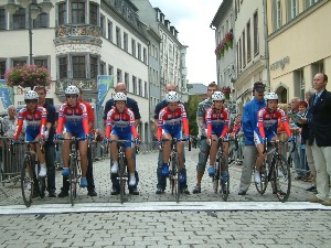 Im Bild das Team Getränke Hoffmann beim Start zum Mannschaftszeitfahren in Gera.