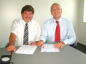 Den Sponsorenvertrag unterzeichneten der geschäftsführende Gesellschafter Peter Zingel und der Präsident des SSV Gera 1990 Wolfgang Reichert.