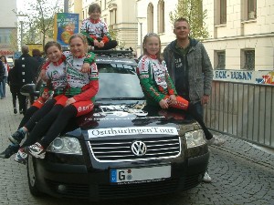 In Besitz genommen haben Kim Trinks, Joseline Oeser, Laura und Anna Sell (v.l.) den VW-Passat mit Dachgepäckträger, den der Inhaber des Geraer Unternehmens Nutzfahrzeuge- und Baumaschinenhandel, Thomas Opitz (r.), an den SSV Gera 1990 übergab.