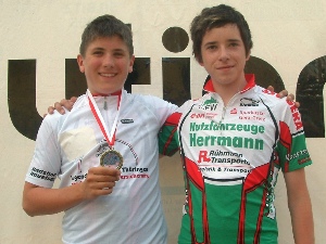 Jakob Höfer (l.) vom SSV Gera sicherte sich den Thüringer Meistertitel im Kriterium und verteidigt so erfolgreich seine Spitzenposition im Thüringen-Cup 2008 in der Schülerklasse. Sein Vereinskamerad Florian Serfling (r.) ging als Sechstplatzierter über den Zielstrich.
