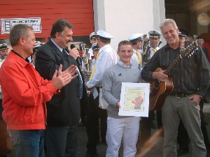 "Großer Bahnhof" für den Olympiamedaillengewinner beim Empfang in Auma vor dem Feuerwehrhaus der Freiwilligen Feuerwehr.