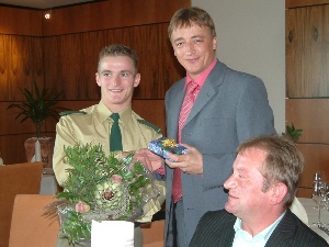 René Enders nimmt die Glückwünsche des Kreissportbundes Greiz aus den Händen des KSB-Vorsitzenden Uwe Jahn entgegen.