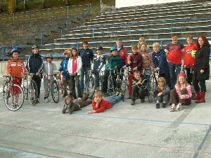 Ferienkinder vom Schullandheim Junge Touristen zum Schnupperkurs auf Geraer Radrennbahn.