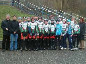 SSV-Nachwuchs bedankt sich bei seinen Paten Ralf Rauch und Cornelia Schüler-Maaß.