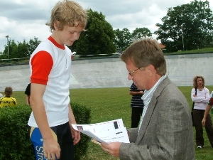 "eropräzisa" Geschäftsführer Thomas Richter gratuliert Johannes Höpfner zu seinem Sieg. In der Woche will Johannes zum Anfängertraining kommen.