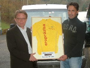 Im Namen des SSV Gera bedankt sich Andreas Wartenberg (r.) bei Thomas Richter, Gesch&auml;ftsf&uuml;hrer der eropr&auml;zisa GmbH, f&uuml;r die Unterst&uuml;tzung der Geraer BahnCup-Serie.