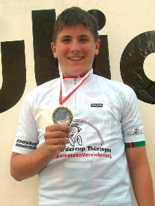 Jakob Höfer vom SSV Gera sicherte sich mit Platz zwei beim "Großen Preis von Debschwitz um den AccuteX-Pokal" den Thüringer Meistertitel im Kriterium und verteidigt so erfolgreich seine Spitzenposition im Thüringen-Cup 2008 in der Schülerklasse.
