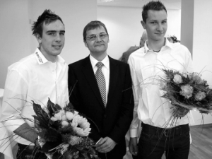 John Degenkolb und Patrick Gretsch nahmen die Glückwünsche des e.on-Vorstandsvorsitzenden Reimund Gotzel entgegen. (Foto: Ralf Ilgen)