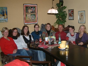 Wolf-Dieter Lampke im Kreise "seiner M&auml;dchen".