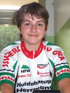 Trotz zweimaligem Sturz in ihrem ersten Radrennen, gab Paula Kerndt nicht auf und erreichte das Ziel auf dem 15.Platz.