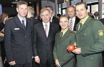 Der Aumaer René Enders (2.v.r.) wird hier zusammen mit weiteren verdienstvollen deutschen Sportlern von Bundespräsident Horst Köhler mit dem "Silbernen Lorbeerblatt" geehrt. (Foto: Privat)