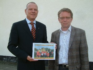 Thomas Richter (r.), Geschäftsführer der eropräzisa GmbH, und Wolfgang Reichert, Präsident des SSV Gera 1990 e.V.