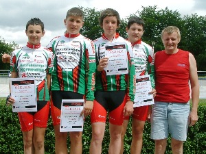 Das SSV-Schülerquartett in der Besetzung Erik Schiller, Jakob Höfer, Florian Serfling und Robert Uebel (v.l.) holte sich in der Mannschaftsverfolgung auf der Bahn den Thüringer Landesmeistertitel. Hier auf dem Foto bei der Siegerehrung des 5.Lauf zum Geraer Nachwuchs-Bahncup mit SSV-Trainer Rolf Riemann.