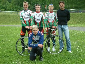Jugendtrainer Andreas Wartenberg mit den Sportlern Marie-Therese Ludwig, Matthias Plarre, Thomas Reichardt (v.r.) und Fabian Thiel (vorn)