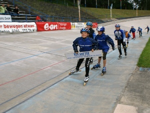 "Roll- und Radsport für Geras Kinder" fordern die jungen Speedskater vom RSV Blau-Weiß Gera, als sie ihre Runden auf dem Betonoval der Geraer Radrennbahn drehten.