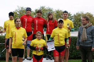 Die Trikottr&auml;ger des "eropr&auml;zisa" Nachwuchs-BahnCup 2009: (hinten v.l.): Jonathan Dinkler (U15/Greiz), Carolin Henkel (U15/Gera), Petra Franke (U19/Gera), Marie Barthel (U13/RSC Jena), Robert Uebel (2.Pl.&nbsp;U17/Gera). (vorn v.l.): Hanne Schurig (U11/RSC Jena), Pascale Turbanisch (U9/Gera), Christian Pesch (U13/Gera) und Hauptsponsor Thomas Richter.