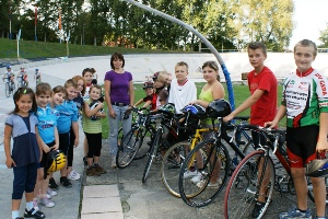 Selbst nach dem neunzigminütigen Anfängertraining sind die Jüngsten noch bei guter Stimmung. Doch bevor es nach Hause geht, wertet Trainerin Melanie Lenk die Trainingseinheit mit den Sportlern aus. Da gibt es Lob, aber manchmal auch kritische Hinweise.