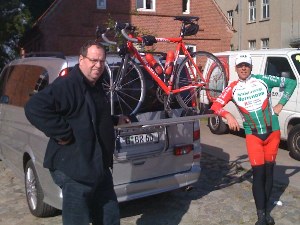 Bernd Herrmann am Ziel der FichKona 2009 mit Lutz Rühmann, der eines der offiziellen Begleitfahrzeug bereitstellte und den Fichkonisti auf der 601 km-Strecke Geleit gab.